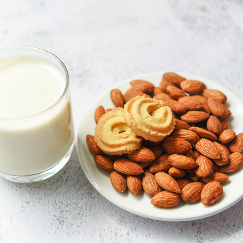 almond nuts and milk